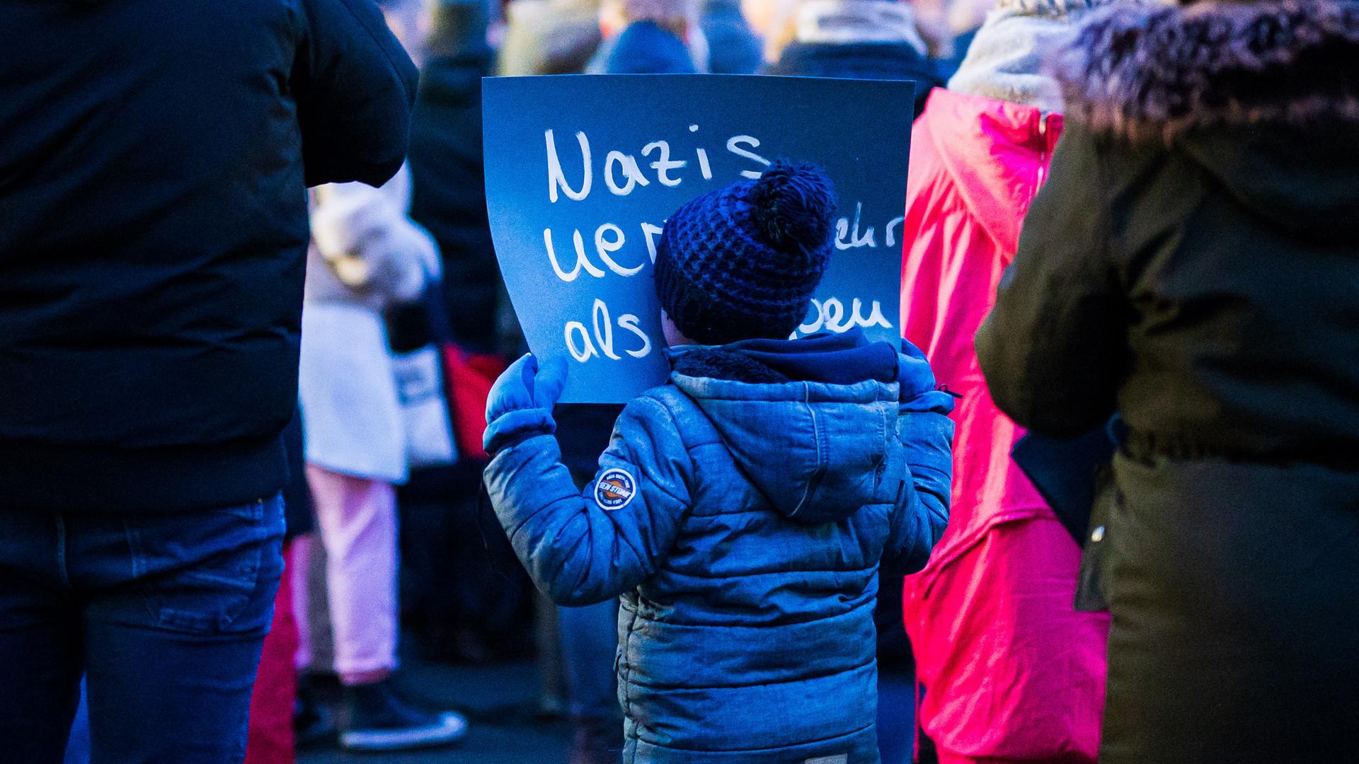 Auf einer Demonstration gegen Rechtsextremismus in Minden hält ein Kind ein Schild mit der Aufschrift "Nazis nerven mehr als Wespen".