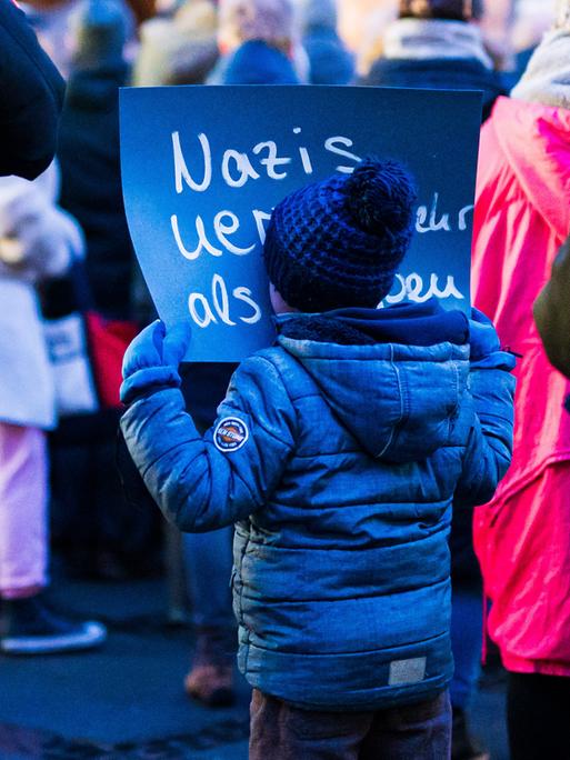 Auf einer Demonstration gegen Rechtsextremismus in Minden hält ein Kind ein Schild mit der Aufschrift "Nazis nerven mehr als Wespen".