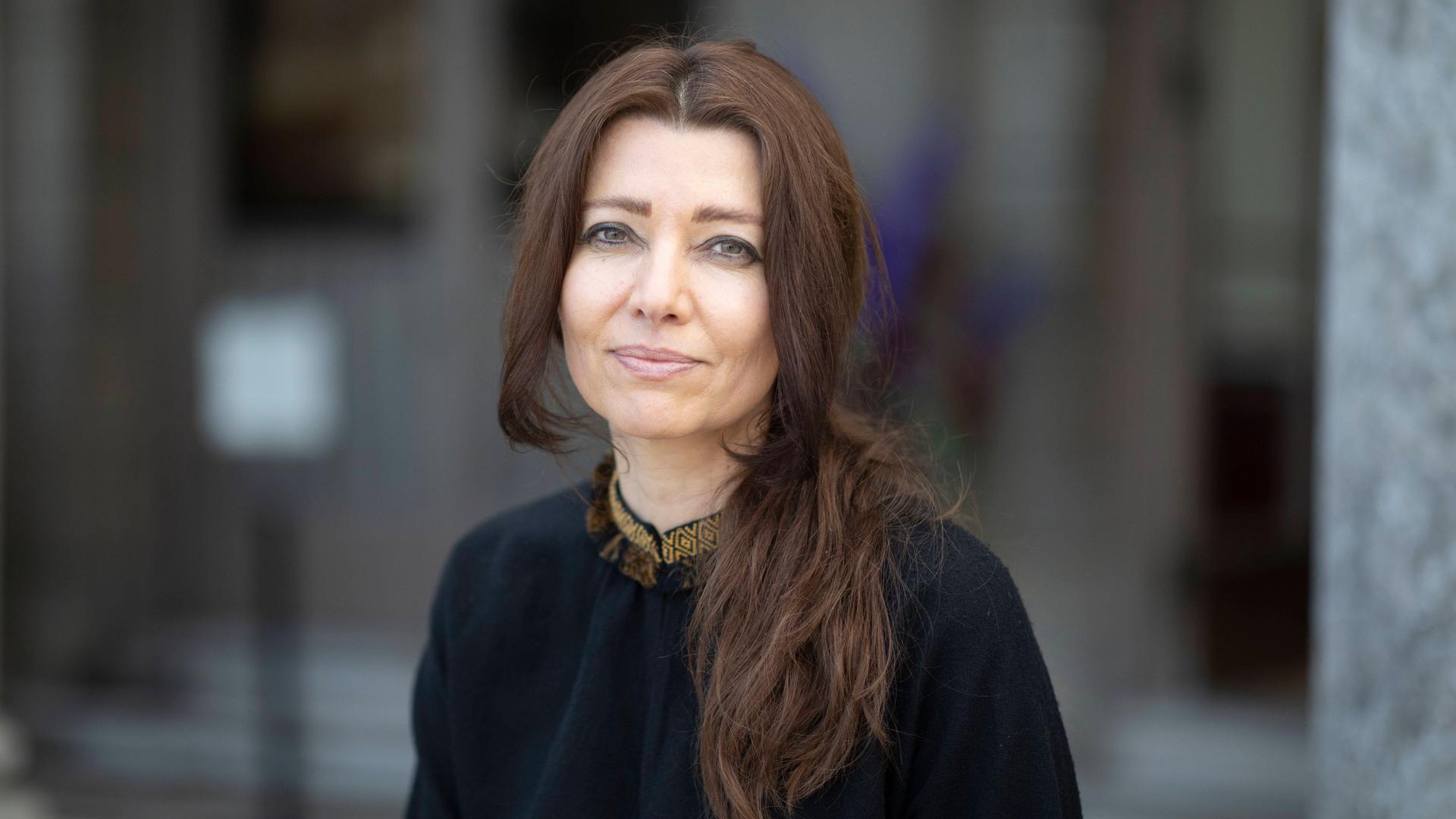 Die Autorin Elif Shafak schaut in die Kamera