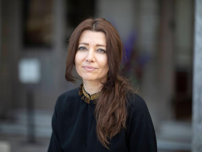 Die Autorin Elif Shafak schaut in die Kamera