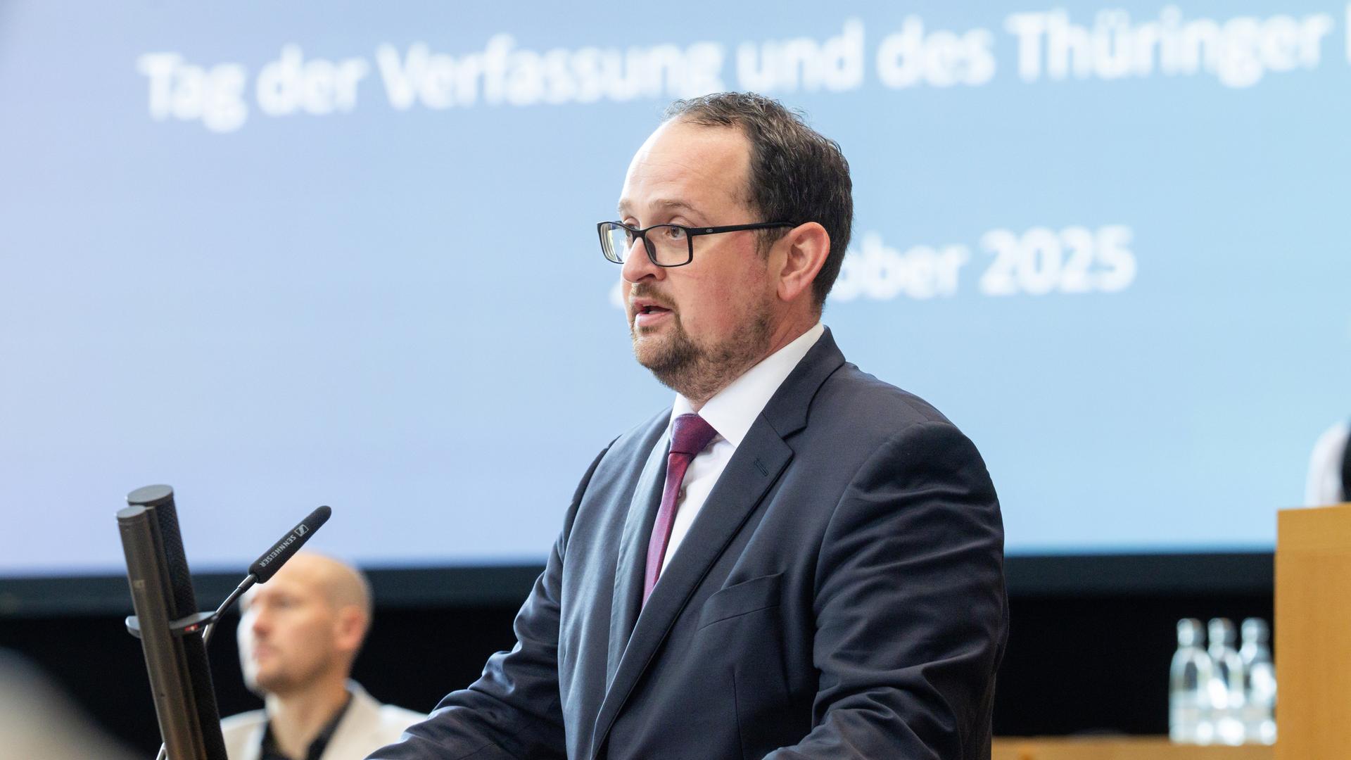 Thadäus König (CDU), Landtagspräsident, spricht beim Festakt zu 35 Jahre Thüringer Landtag und 32 Jahre Thüringer Verfassung. Thadäus König (CDU), Landtagspräsident, spricht beim Festakt zu 35 Jahre Thüringer Landtag und 32 Jahre Thüringer Verfassung.