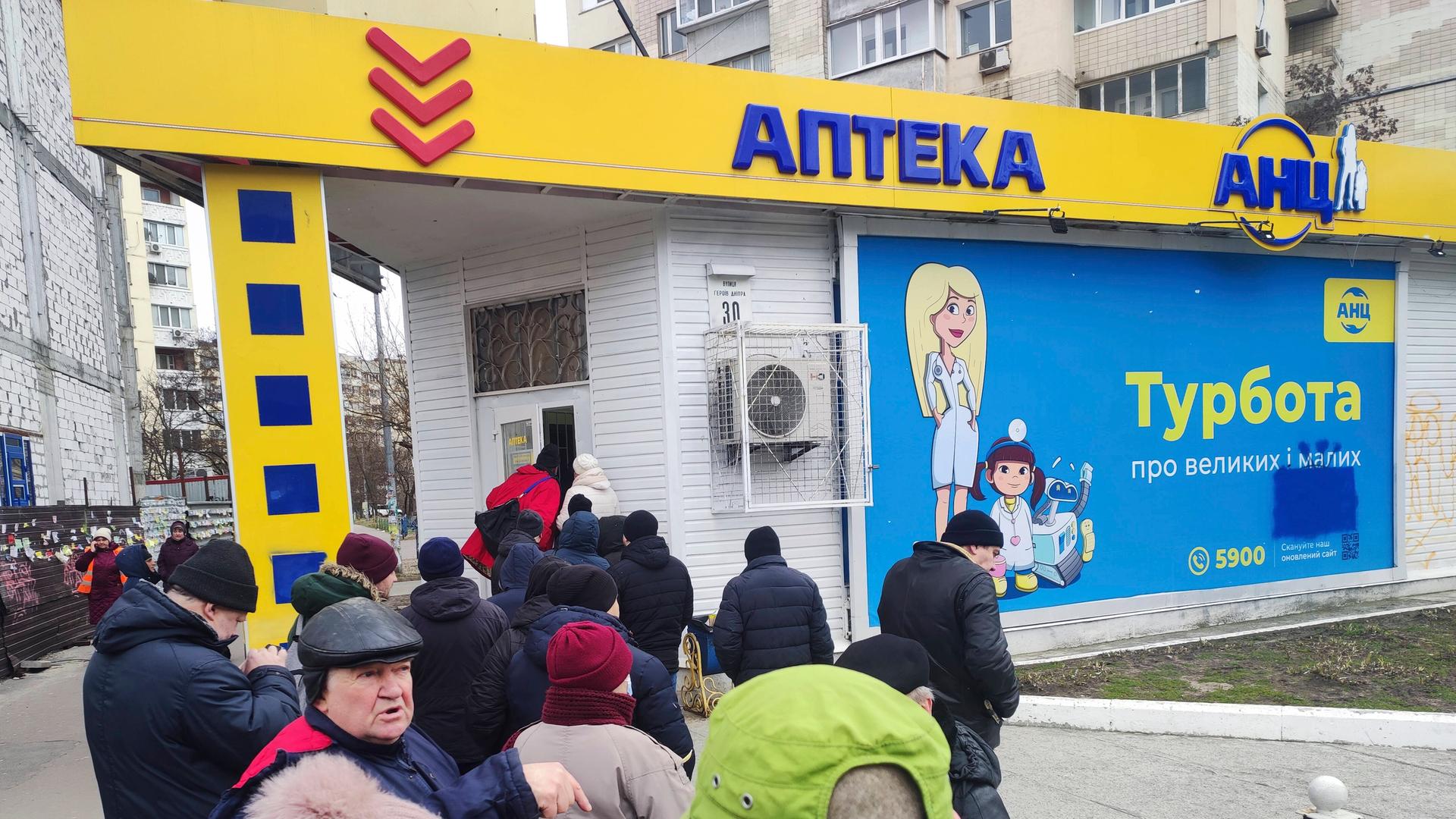 Lange Schlange vor eine Apotheke in der ukrainischen Hauptstadt Kiew im März 2022
