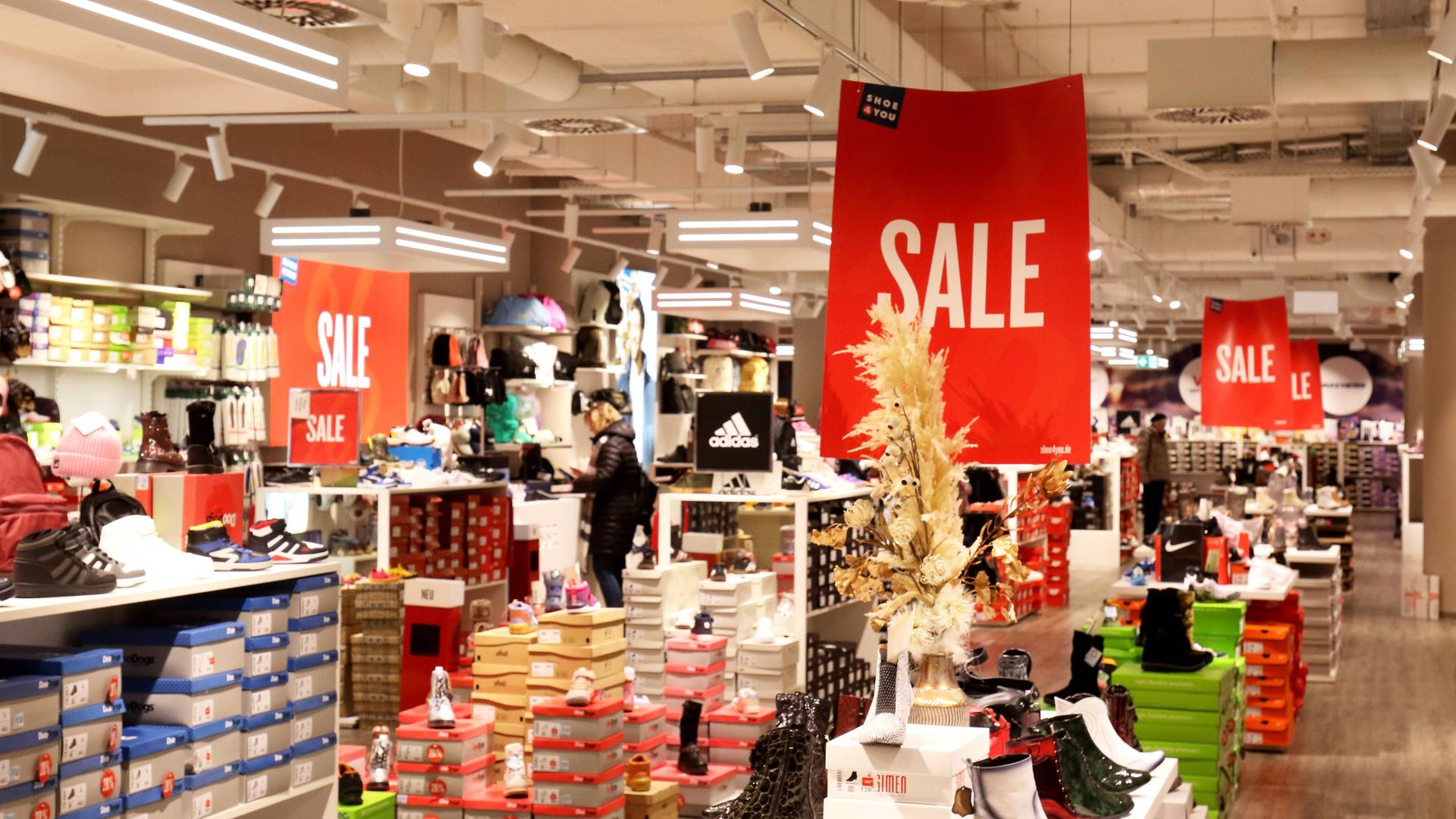 SALE in einem Schuhfachmarkt, wobei ausgewählte Artikel stark reduziert sind. SALE in einem Schuhfachmarkt, wobei ausgewählte Artikel stark reduziert sind.