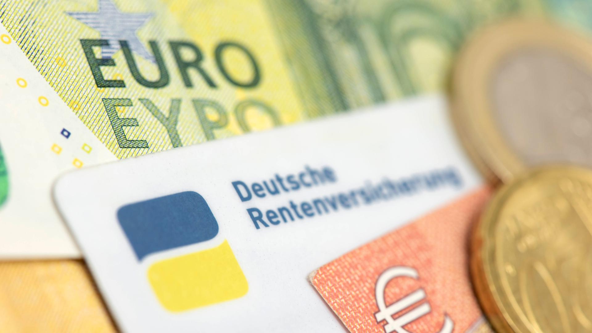Ein Ausweis der Deutschen Rentenversicherung liegt zusammen mit Euro Banknoten Ein Ausweis der Deutschen Rentenversicherung liegt zusammen mit Euro Banknoten