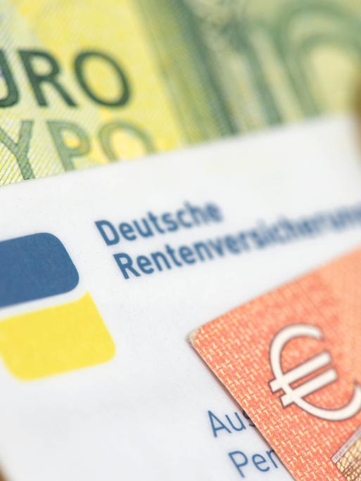 Ein Ausweis der Deutschen Rentenversicherung liegt zusammen mit Euro Banknoten Ein Ausweis der Deutschen Rentenversicherung liegt zusammen mit Euro Banknoten