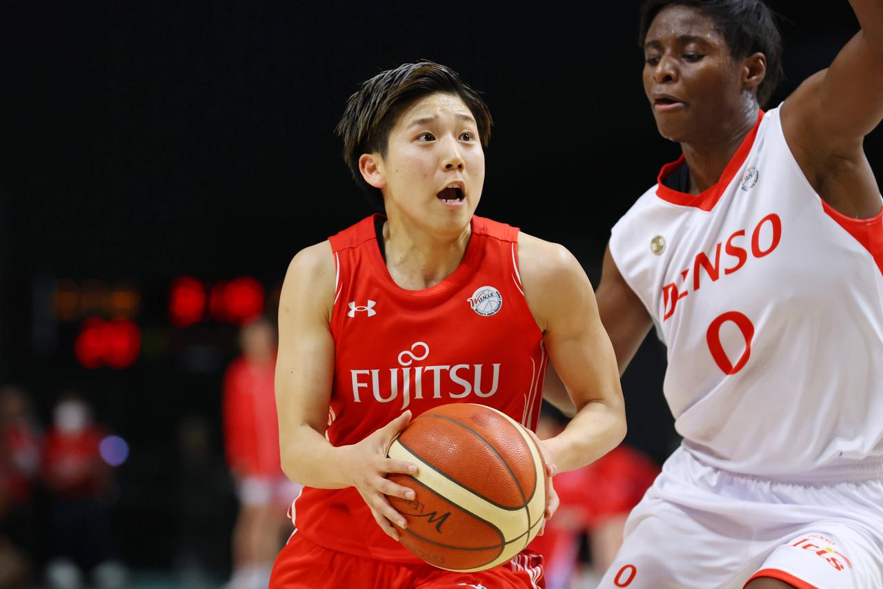 L to R Rui Machida Red Wave, Evelyn Mawuli Iris, APRIL 15, 2024 - Basketball : WJBL 2023-2024 W League Play-off Final match between Fujitsu Red Wave - Denso Iris at Musashino Forest Plaza, Tokyo, Japan. Noxthirdxpartyxsales PUBLICATIONxNOTxINxJPN 250243490