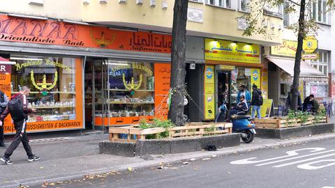Der arabisch geprägte Teil der Berliner Sonnenallee - Menschen laufen an Geschäften mit arabischer Schrift vorbei. Der arabisch geprägte Teil der Berliner Sonnenallee - Menschen laufen an Geschäften mit arabischer Schrift vorbei.