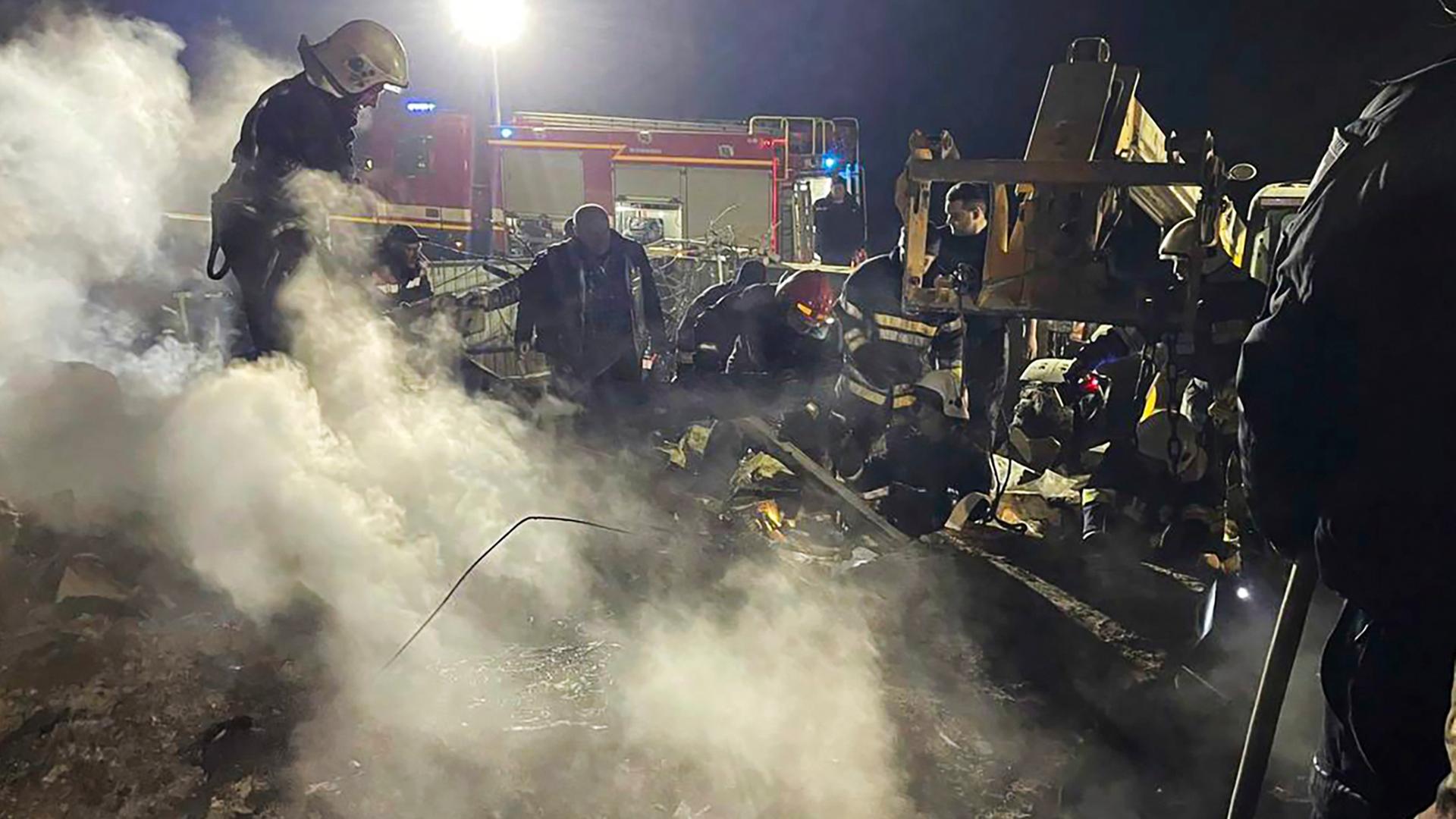 Winnyzja: Auf diesem vom ukrainischen Rettungsdienst via AP zur Verfügung gestellten Foto arbeiten Rettungskräfte an einem Gebäude, das durch einen russischen Drohnenangriff beschädigt wurde.