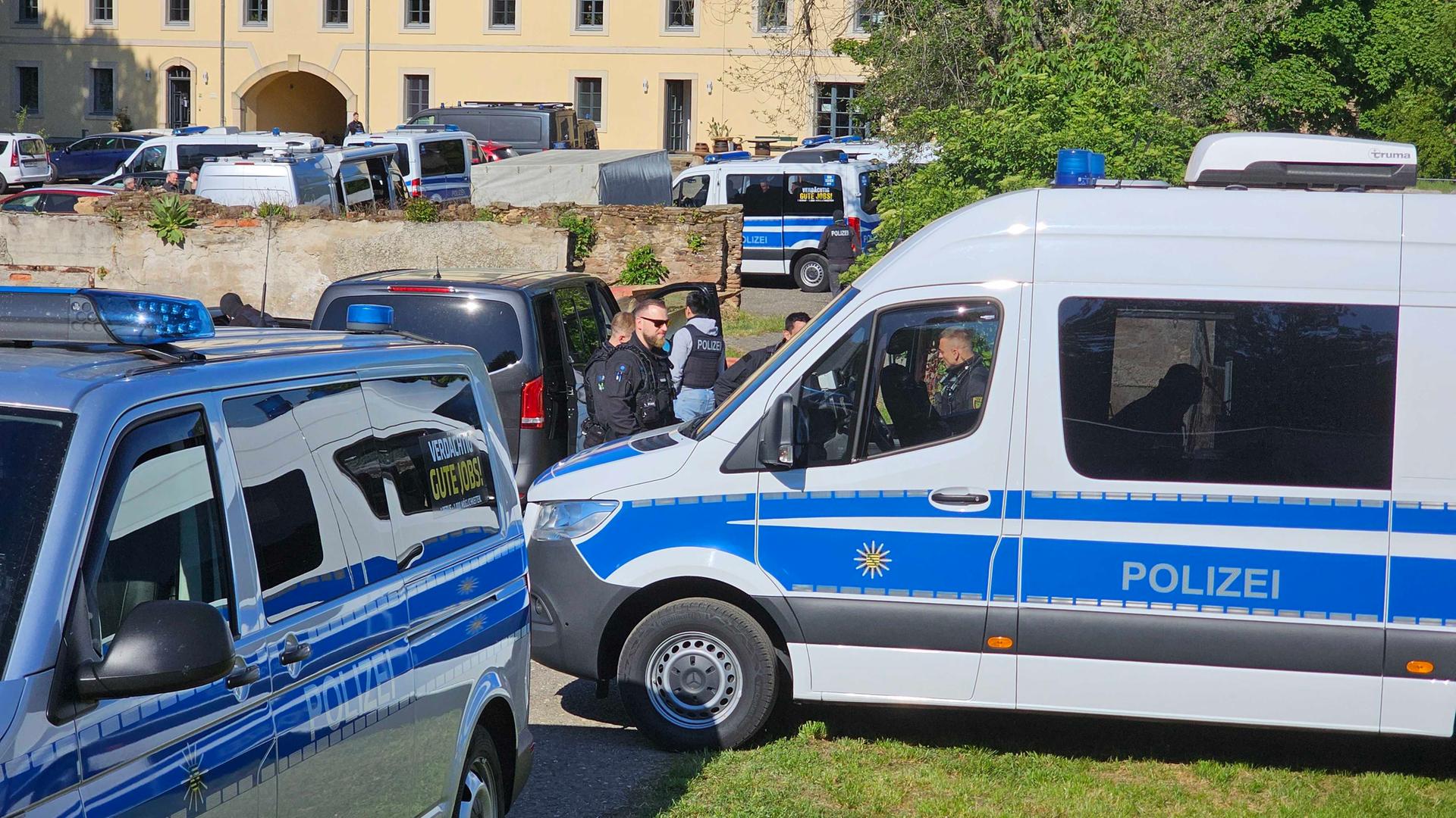 Sachsen, Halsbrücke: Polizeibeamte durchsuchen nach dem Verbot der Reichsbürger-Gruppe "Königreich Deutschland" Gebäude. Mehrere Polizeiwagen stehen auf den Straßen. Sachsen, Halsbrücke: Polizeibeamte durchsuchen nach dem Verbot der Reichsbürger-Gruppe "Königreich Deutschland" Gebäude. Mehrere Polizeiwagen stehen auf den Straßen.