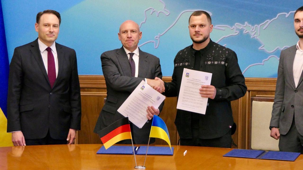 Ukraine, Kiew: Maximilian Rasch (l-r), Geschäftsträger der Deutschen Botschaft in Kiew, Manfred Pentz, Hessischer Europaminister,  Mykola Kalashnyk, Gouverneur der Oblast Kiew, und Mykyta Geraschtschenko von der Oblast Kiew, nach der Unterzeichnung eines Memorandum of Understanding zwischen dem Bundesland Hessen und der Oblast Kiew.