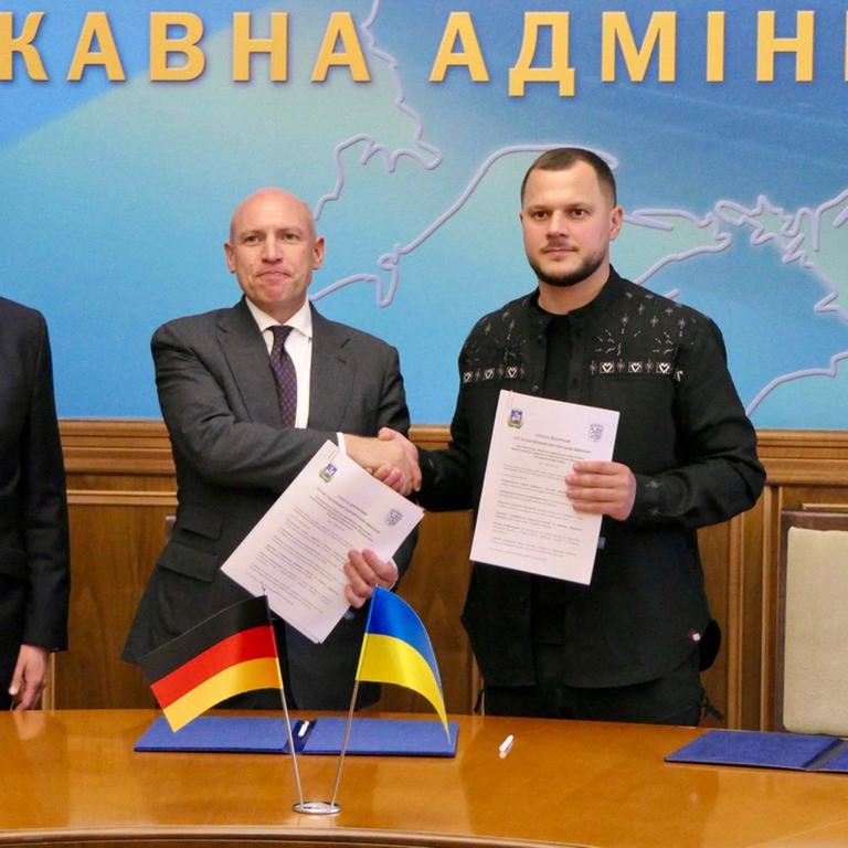 Ukraine, Kiew: Maximilian Rasch (l-r), Geschäftsträger der Deutschen Botschaft in Kiew, Manfred Pentz, Hessischer Europaminister,  Mykola Kalashnyk, Gouverneur der Oblast Kiew, und Mykyta Geraschtschenko von der Oblast Kiew, nach der Unterzeichnung eines Memorandum of Understanding zwischen dem Bundesland Hessen und der Oblast Kiew.