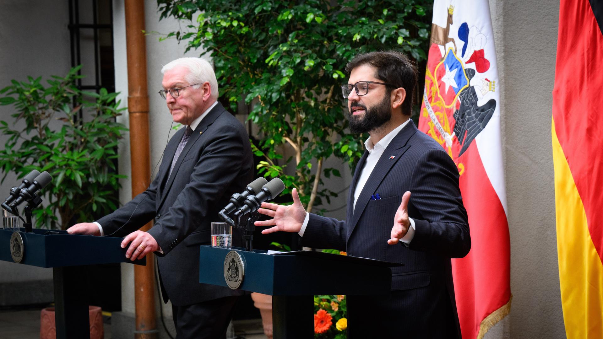 Bundespräsident Frank-Walter Steinmeier (l) und Gabriel Boric, Präsident von Chile, äußern sich bei einer Pressekonferenz nach ihrem Gespräch im Amtssitz des Präsidenten, dem Palacio de la Moneda. 