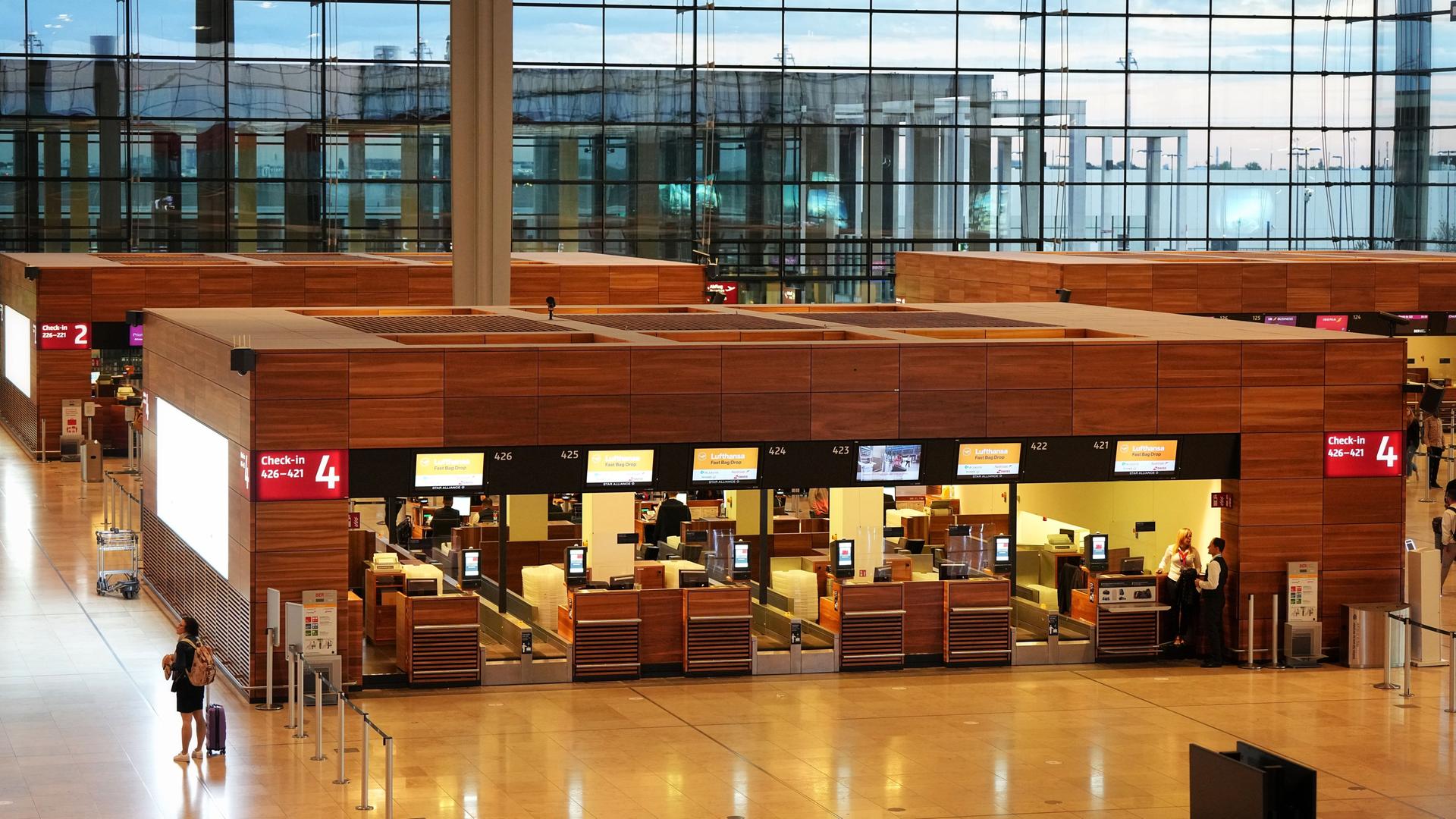 Leere an den Check-in-Schaltern der Fluggesellschaft Lufthansa im Terminal 1 auf dem Flughafen Berlin Brandenburg "Willy Brandt". 