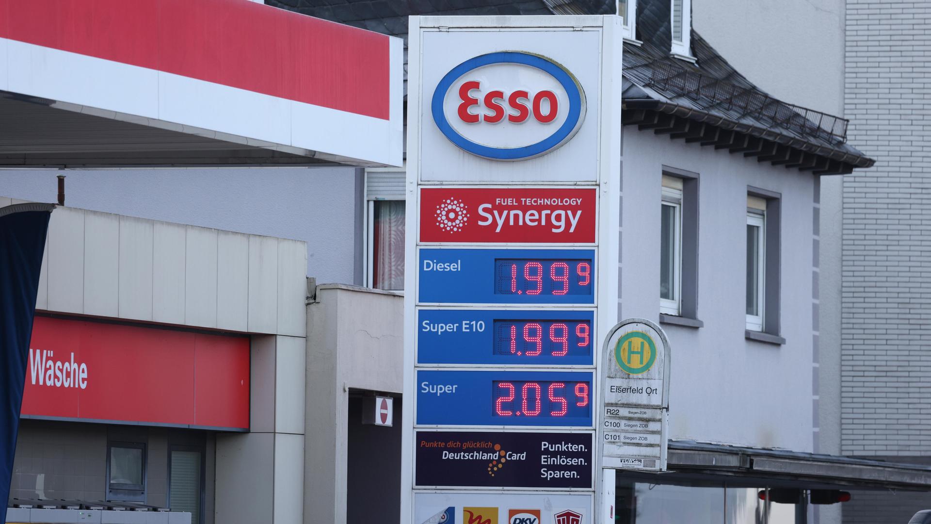 Eine Esso Tankstelle in Siegen mit den aktuellen Spritpreisen. 