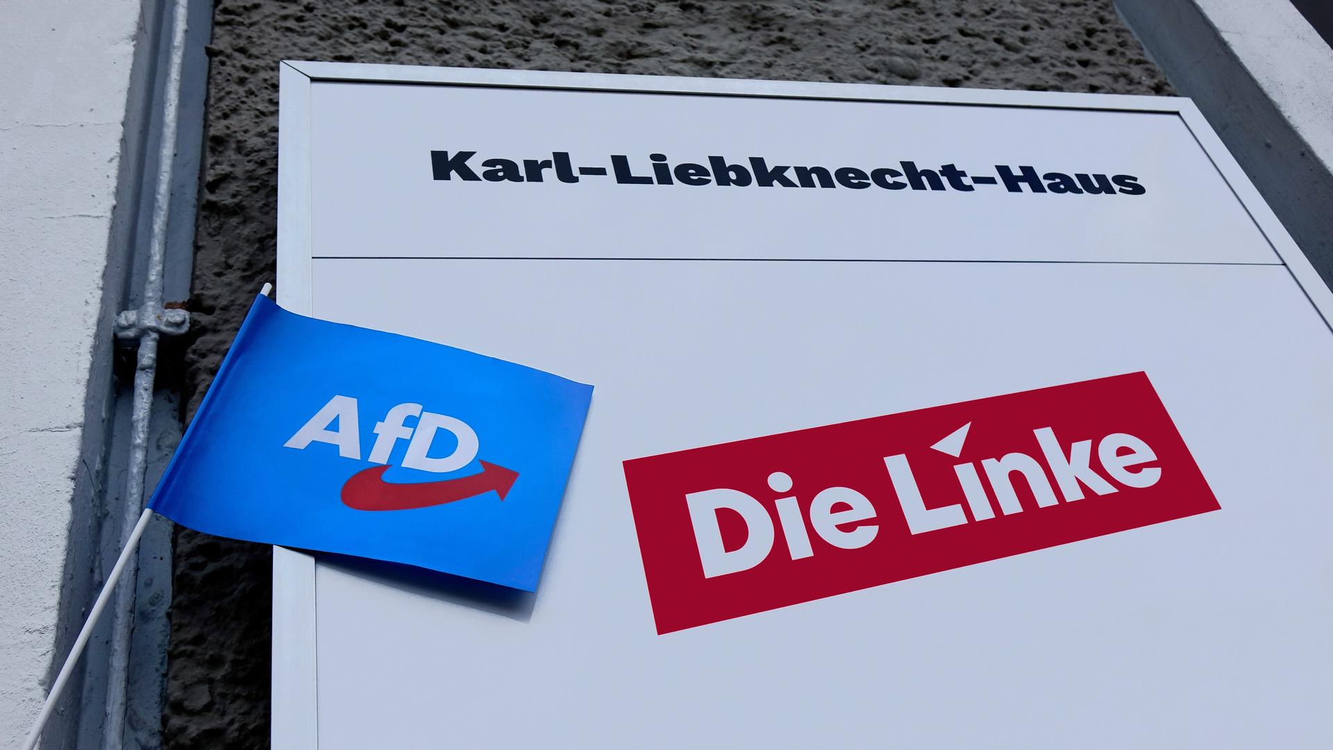 Neben dem Schriftzug Die Linke am Karl Liebknecht Haus befindet sich ein Fähnchen mit dem Schriftzug AfD. Neben dem Schriftzug Die Linke am Karl Liebknecht Haus befindet sich ein Fähnchen mit dem Schriftzug AfD.