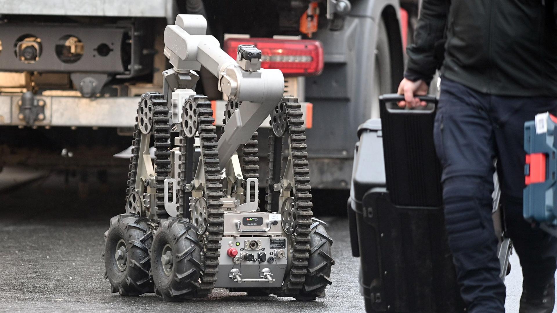 Nordrhein-Westfalen, Castrop-Rauxel: Ein ferngesteuertes Roboterfahrzeug ist im Einsatz. Ein Iraner soll einen Giftanschlag geplant haben. Nordrhein-Westfalen, Castrop-Rauxel: Ein ferngesteuertes Roboterfahrzeug ist im Einsatz. Ein Iraner soll einen Giftanschlag geplant haben.