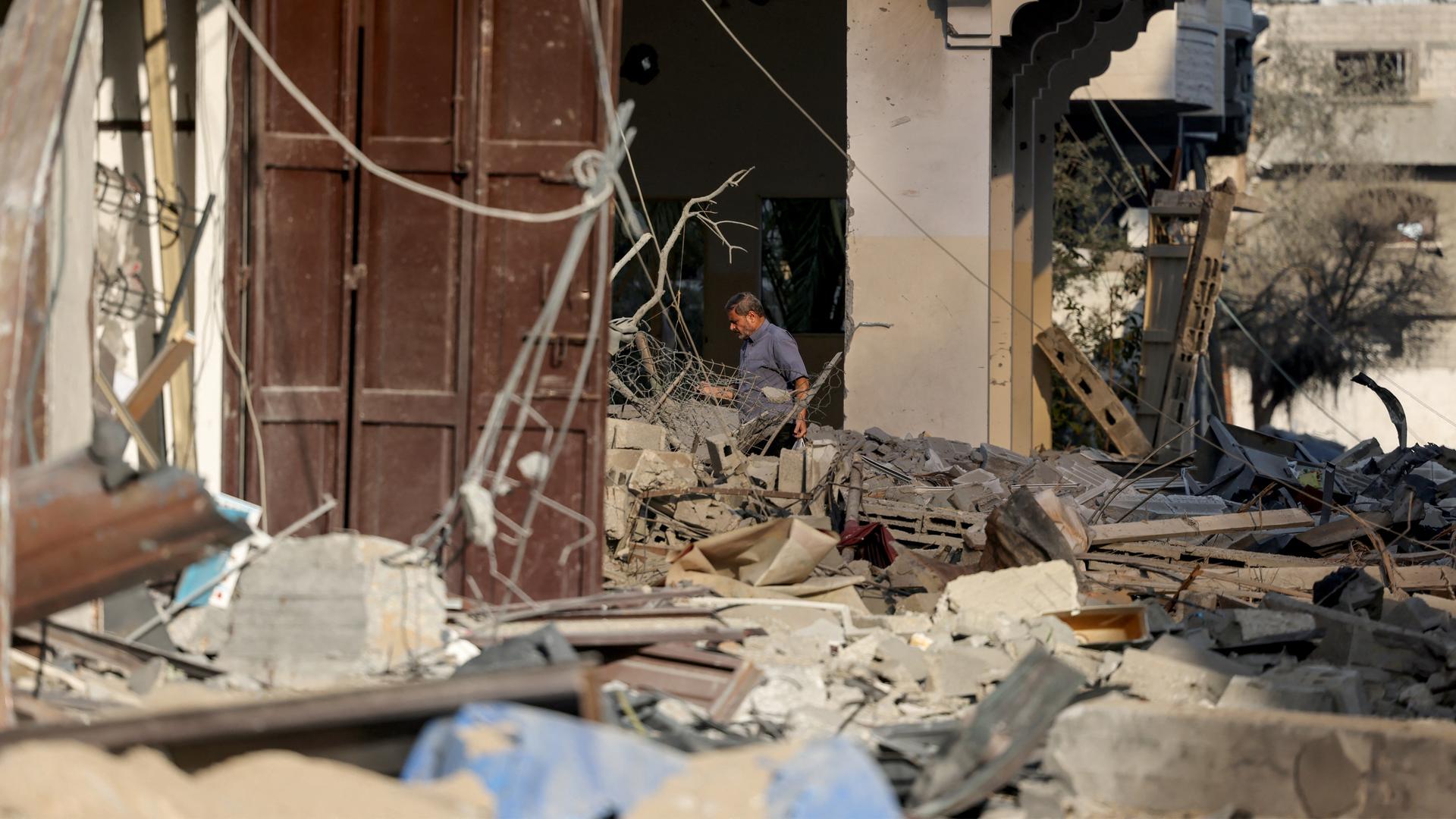 Ein Palästinenser geht durch ein von einem israelischen Angriff zerstörtes Haus in Gaza-Stadt.