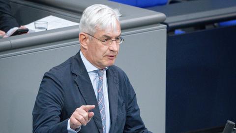 Middelberg steht im Plenarsaal des Bundestags am Redepult und spricht. Mit dem rechten Zeigefinger deutet er nach vorne.
