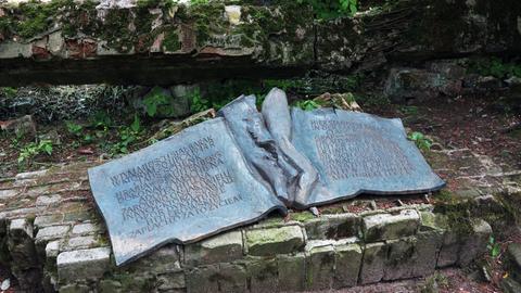 Gedenktafel an den Resten der Wolfsschanze, wo das Attentat auf Adolf Hitler am 20.Juli 1944 scheiterte.