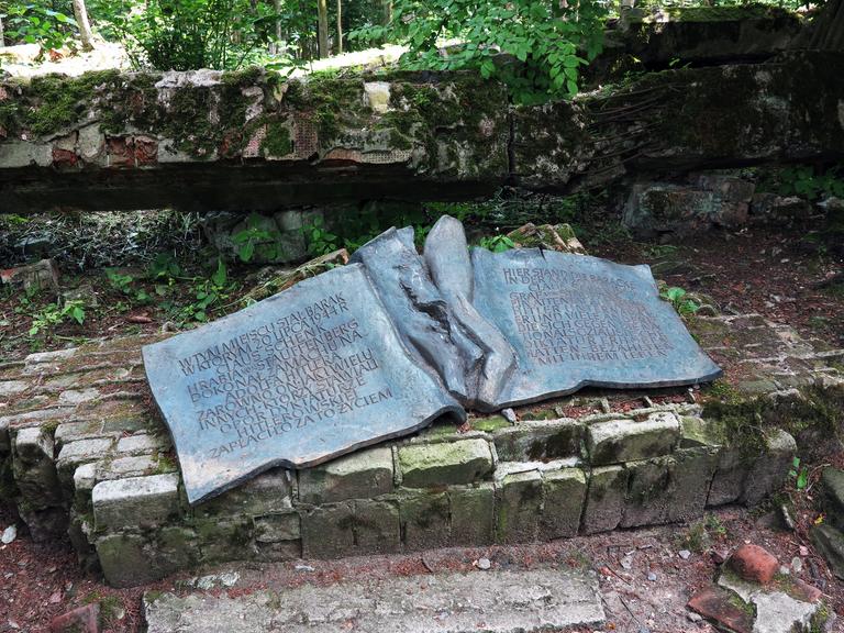 Gedenktafel an den Resten der Wolfsschanze, wo das Attentat auf Adolf Hitler am 20.Juli 1944 scheiterte.