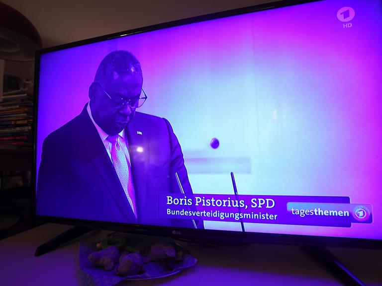 Verwechselung von Bildunterschriften bei Tagesthemen DEU, Deutschland, Hamburg: Das Bild zeigt einen Fernseher, auf dem die ARD-Tagesthemen laufen. Auf dem Bild ist der Verteidigungsminister der USA, Lloyd Austin, mit der Bildunterschrift von Boris Pistorius zu sehen. Augenscheinlich wurde die Bildunterschrift verwechselt. Hamburg Hamburg Deutschland *** Confusion of captions at Tagesthemen DEU, Germany, Hamburg The picture shows a TV on which the ARD Tagesthemen is running The picture shows the Secretary of Defense of the USA, Lloyd Austin, with the caption of Boris Pistorius Apparently the caption was confused Hamburg Hamburg Germany