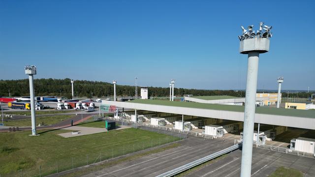 Blick einer Drohne auf die Abfertigungsanlagen in der Gedenkstätte Deutsche Teilung Marienborn 