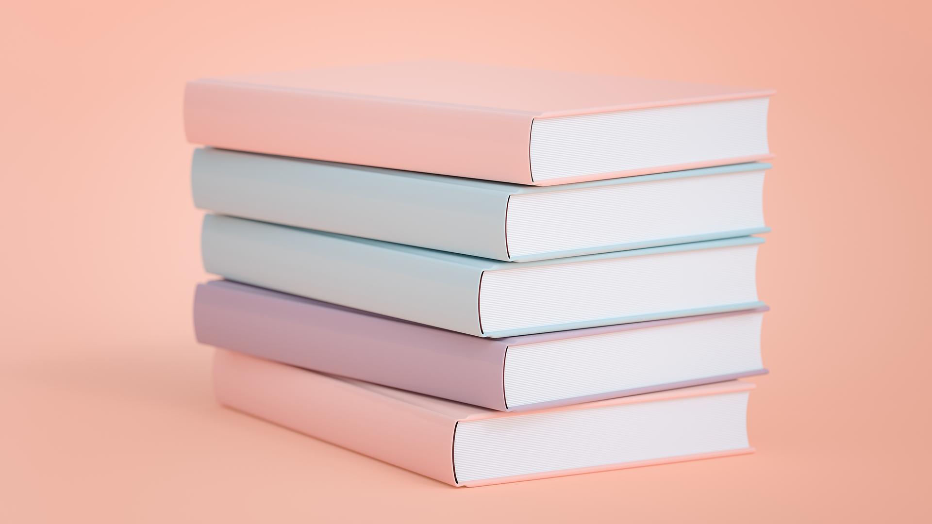 Pastellige gleichförmige Bücher auf einem Stapel.