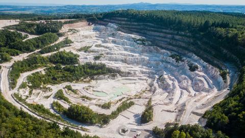 Unter dem bestehenden Standort einer Kaolinmine will Frankreich Lithiumhydroxid fördern