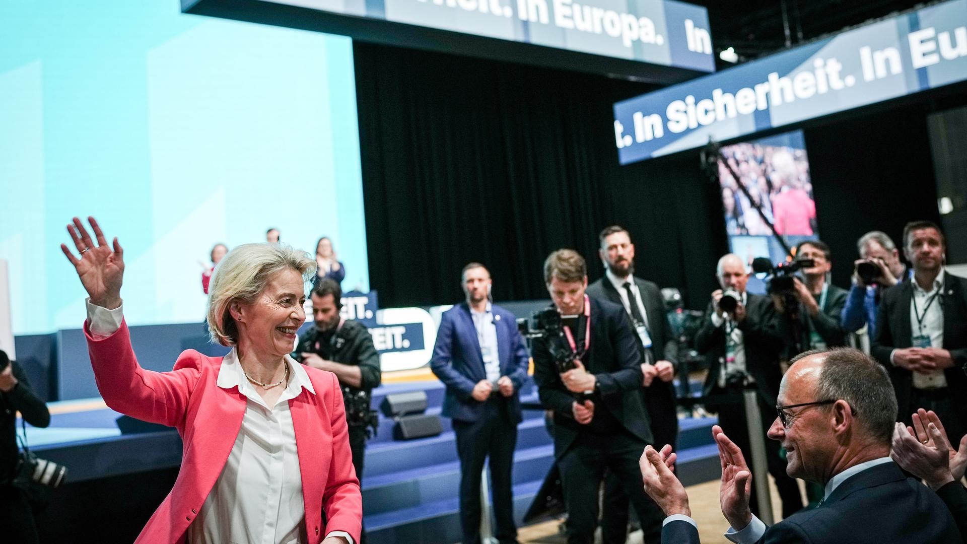 Berlin: Ursula von der Leyen, Präsidentin der Europäischen Kommission, EU- und EVP-Spitzenkandidatin, winkt neben Friedrich Merz (CDU, r), CDU-Bundesvorsitzender und Unionsfraktionsvorsitzender, beim CDU-Bundesparteitag den Delegierten zu. 