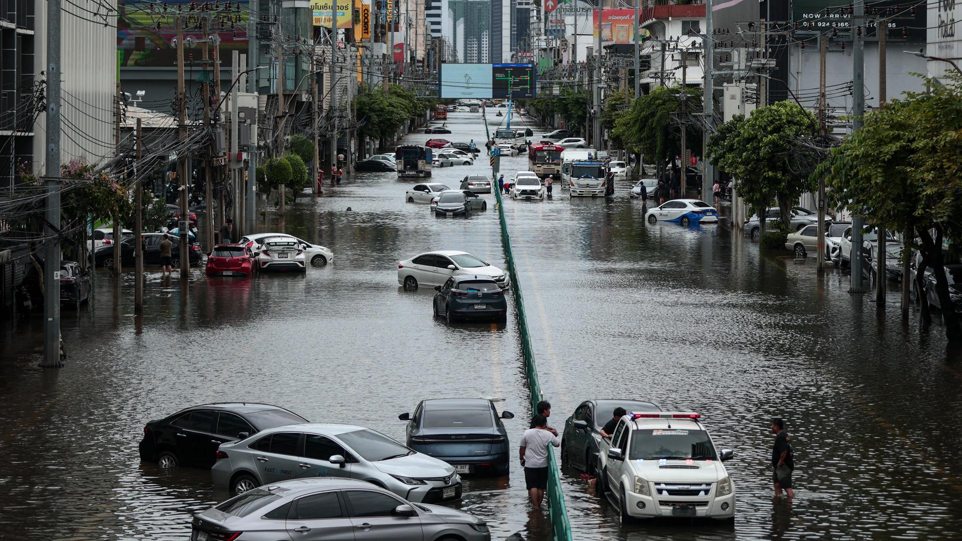 Bangkok wurde nach 48 Stunden anhaltender, sintflutartiger Regenfälle von Sturzfluten überflutet; entlang der Phetchaburi Road blieben Fahrzeuge liegen.