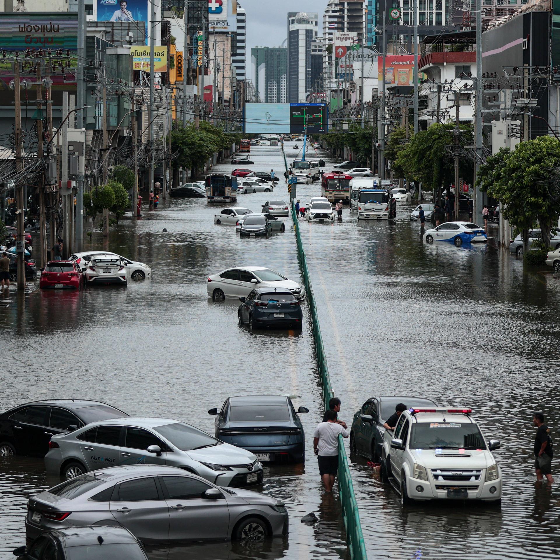 Bangkok wurde nach 48 Stunden anhaltender, sintflutartiger Regenfälle von Sturzfluten überflutet; entlang der Phetchaburi Road blieben Fahrzeuge liegen.