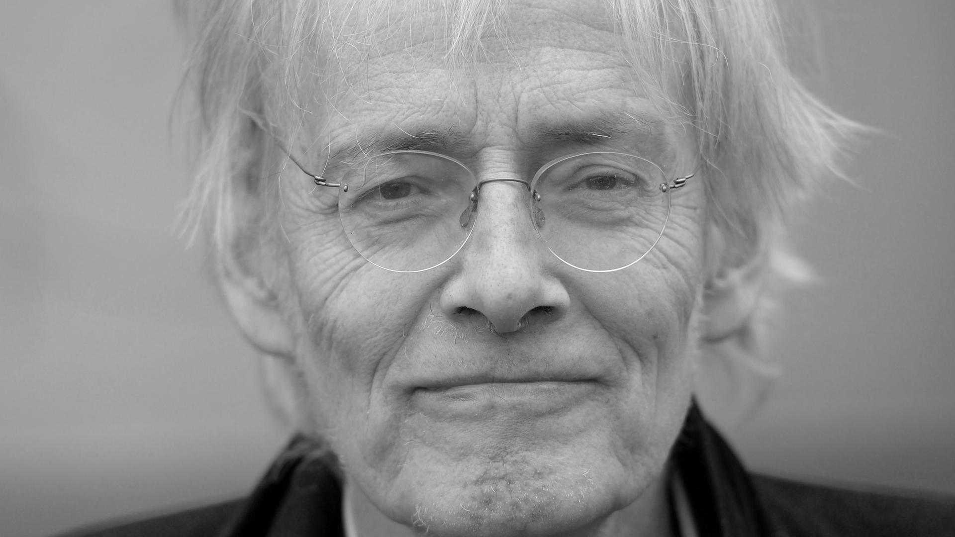 Der Künstler Timm Ulrichs lächelt am 26.03.2015 in Hannover (Niedersachsen) in die Kamera.