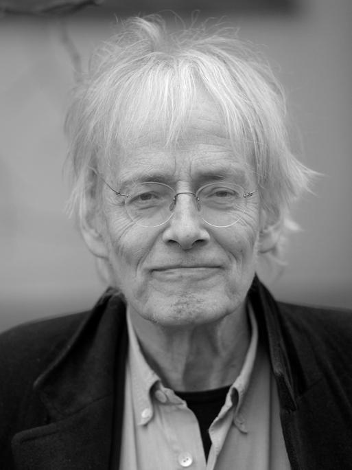 Der Künstler Timm Ulrichs lächelt am 26.03.2015 in Hannover (Niedersachsen) in die Kamera.