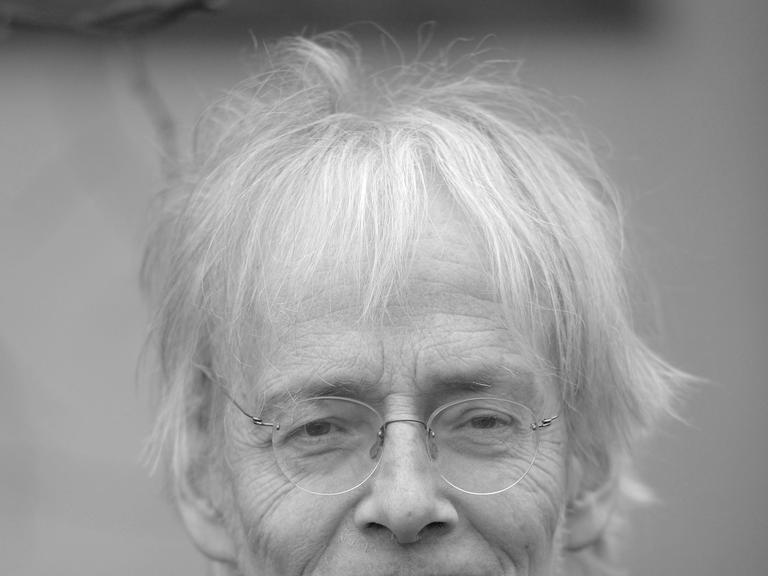 Der Künstler Timm Ulrichs lächelt am 26.03.2015 in Hannover (Niedersachsen) in die Kamera.