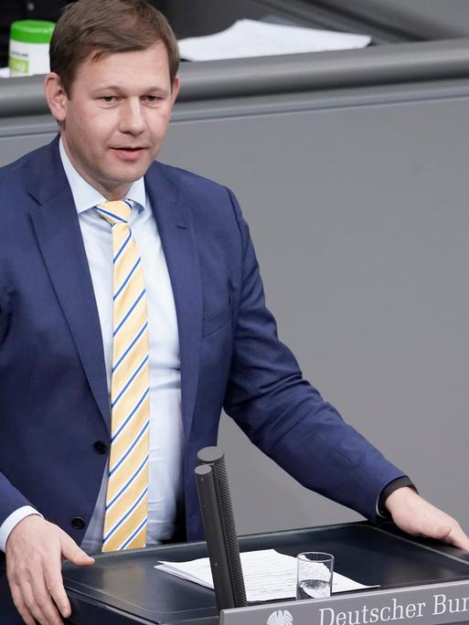 Aktuell,06.04.2022 Berlin, Thomas Erndl von der Partei CDU/CSU im Portrait bei seiner Rede zur Debatte Aktuelle Stunde - Massaker der russischen Truppen an ukrainischen Zivilisten in Butscha bei der 27. Sitzung des Deutschen Bundestag in Berlin
