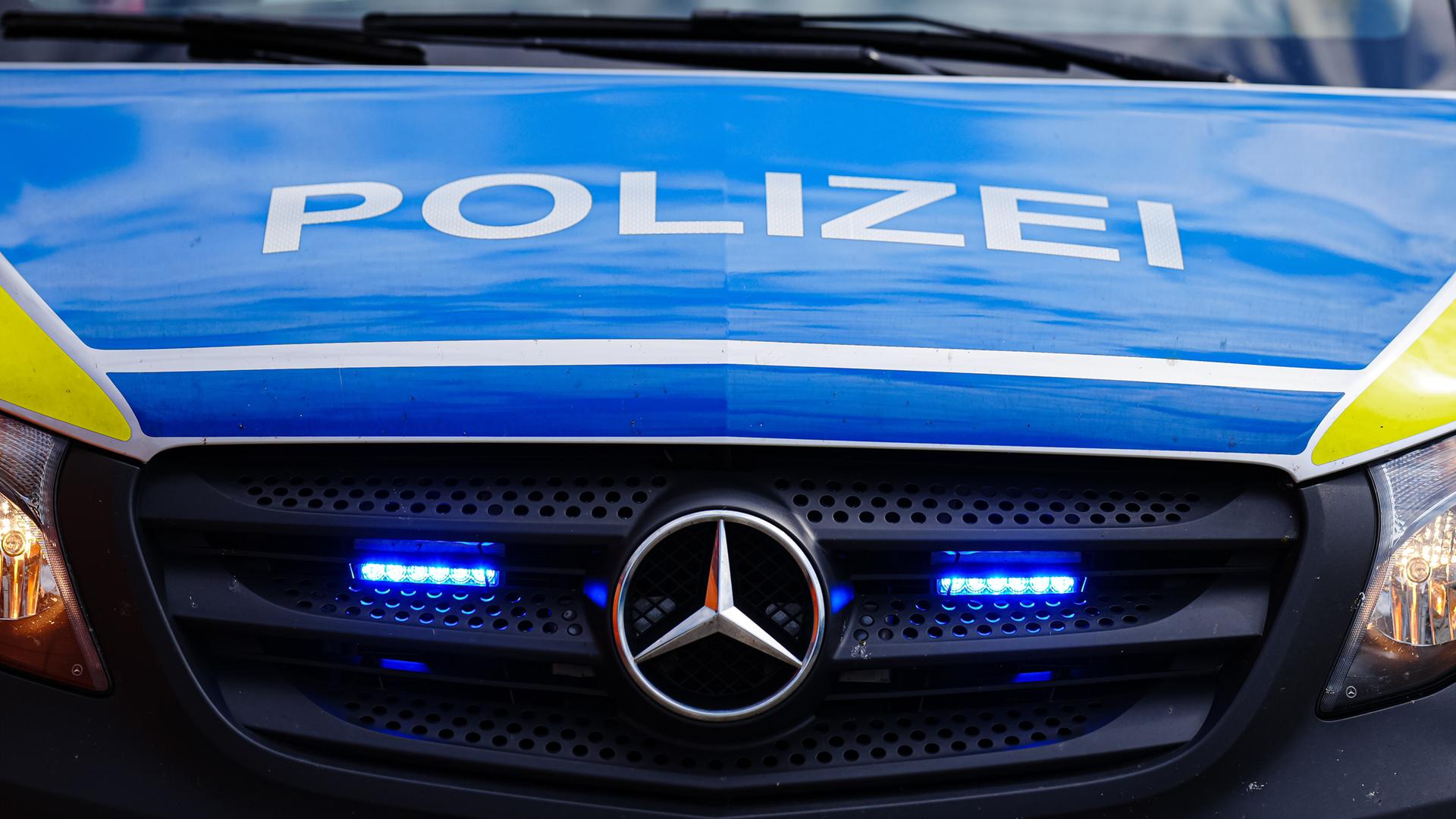 Aufschrift "Polizei" auf Polizeiauto, mit Blaulicht 