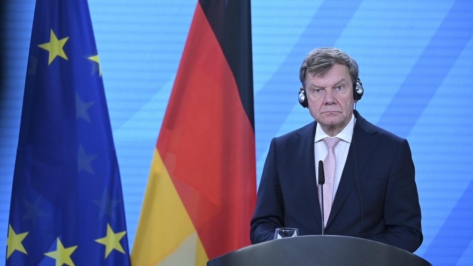 Bundesaußenminister Johann Wadephul mit Kopfhörern bei einer Pressekonferenz, hinter ihm zu sehen sind die Flaggen von Deutschland und der EU