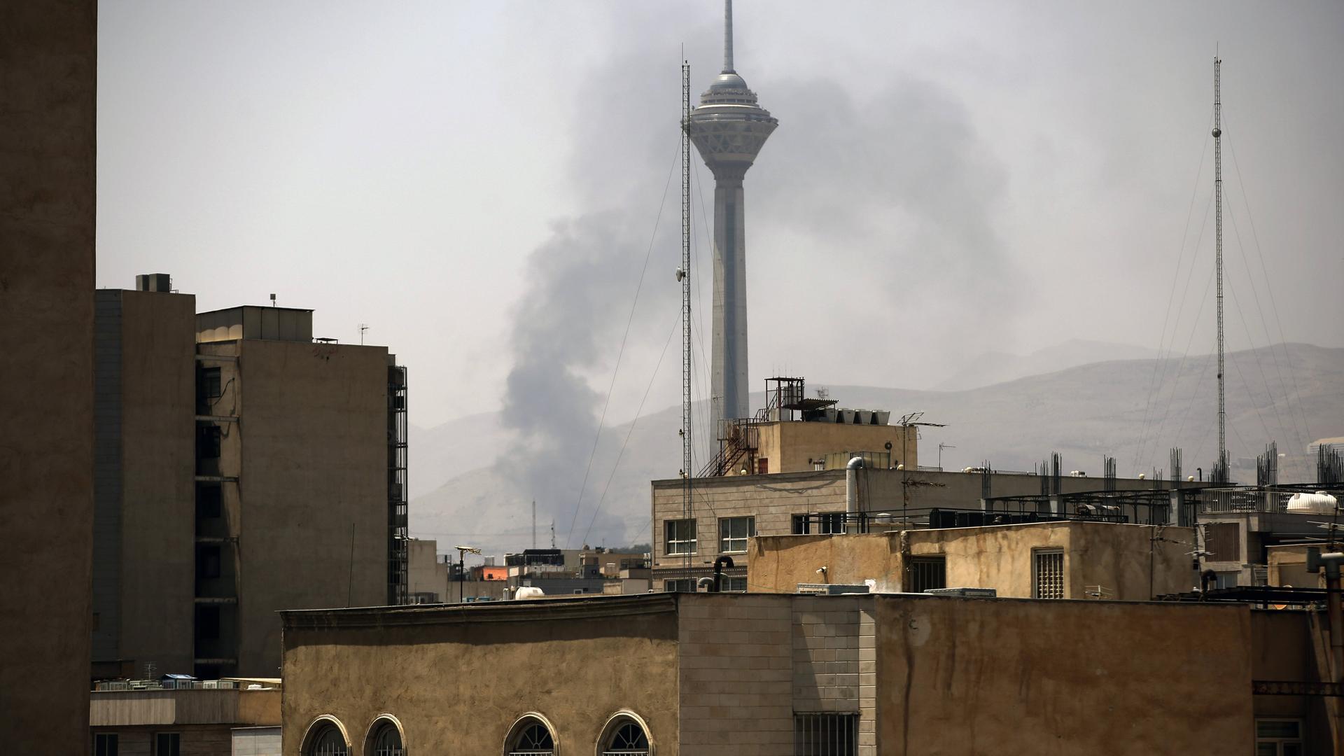 Über Teheran ist eine dunkle Rauchwolke zu sehen. Über Teheran ist eine dunkle Rauchwolke zu sehen.