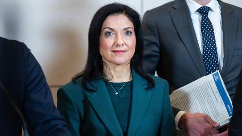 Katherina Reiche (CDU), Bundesministerin für Wirtschaft und Energie, steht bei einem Pressestatement zum Gebäudeenergiegesetz im Bundestag