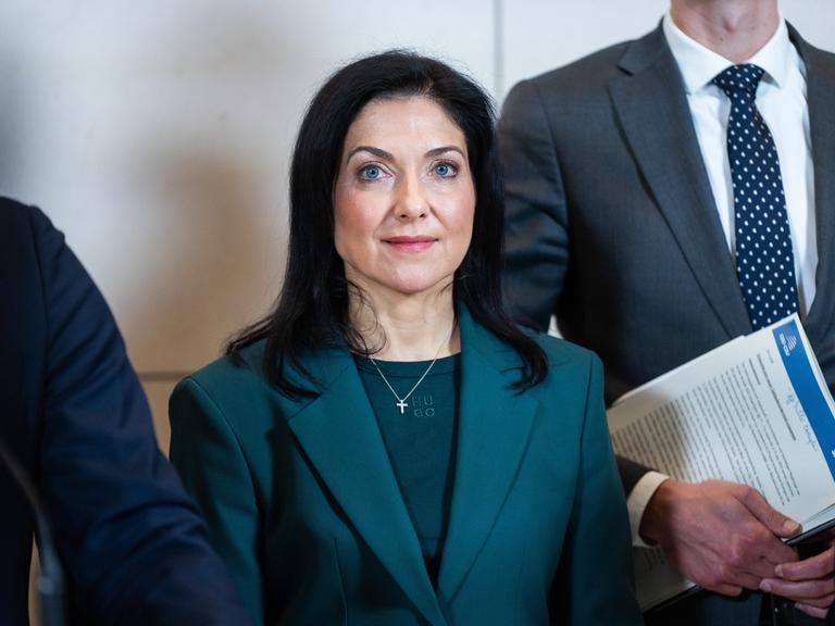 Katherina Reiche (CDU), Bundesministerin für Wirtschaft und Energie, steht bei einem Pressestatement zum Gebäudeenergiegesetz im Bundestag.