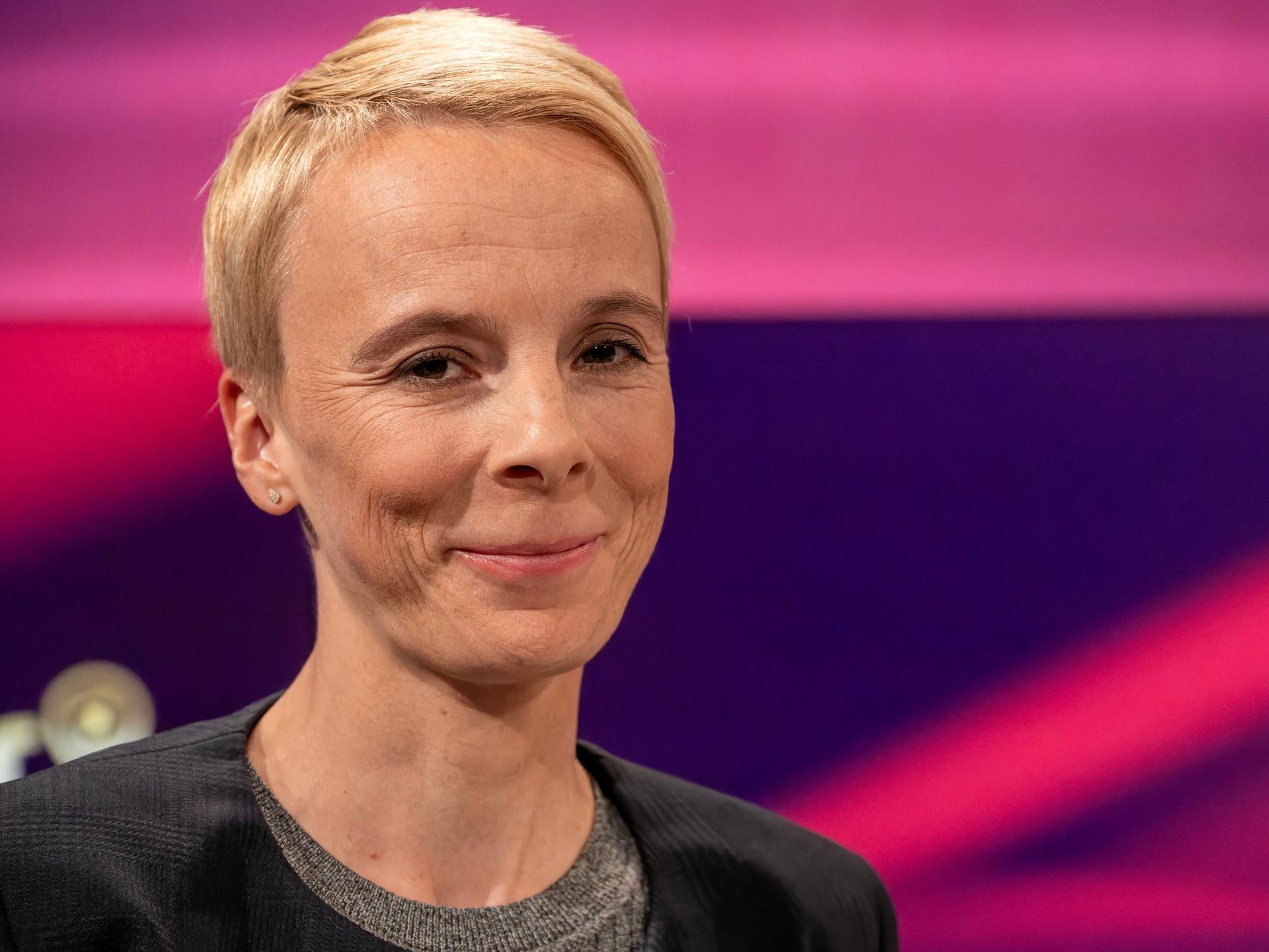 Die "Welt"Journalistin Hannah Bethke im Studio der Sendung "Maischberger". Sie trägt eine schwarze Jacke und lächelt in die Kamera. 