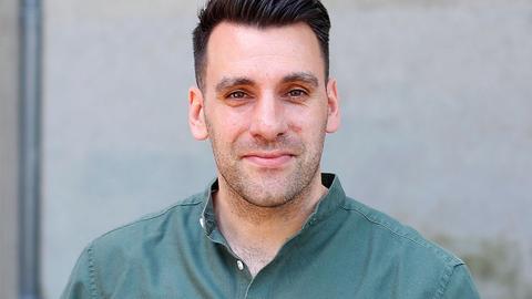 Engin Çatik lächelt in die Kamera. Er trägt ein salbeigrünes Hemd und hat kurzes, dunkelbraunes Haar. Engin Çatik lächelt in die Kamera. Er trägt ein salbeigrünes Hemd und hat kurzes, dunkelbraunes Haar.