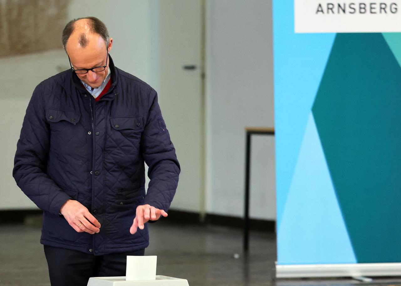 Friedrich Merz (CDU), Parteivorsitzender und Kanzlerkandidat, gibt im Wahllokal in der Schützenhalle Arnsberg-Niedereimer seine Stimme ab.