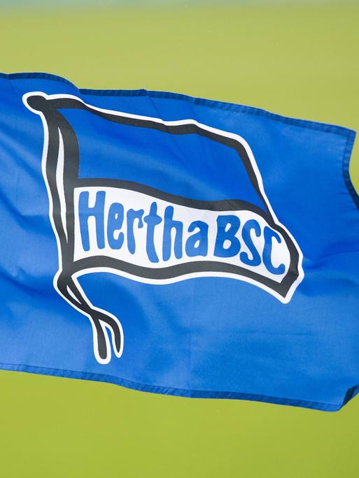 Auf einer Eckfahne prangt das Logo des Berliner Fußballvereins Hertha BSC, der im Mai 2023 in die 2. Bundesliga abgestiegen ist.