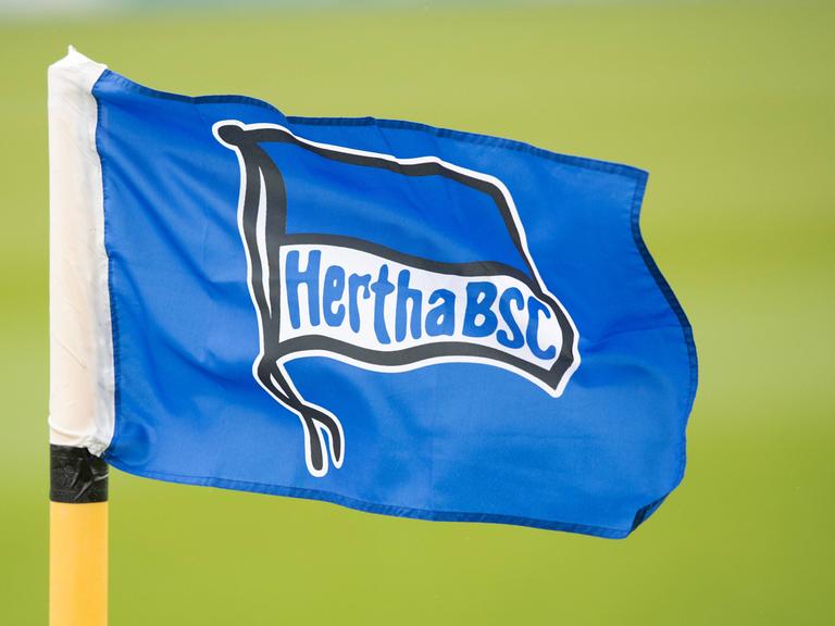 Auf einer Eckfahne prangt das Logo des Berliner Fußballvereins Hertha BSC, der im Mai 2023 in die 2. Bundesliga abgestiegen ist.