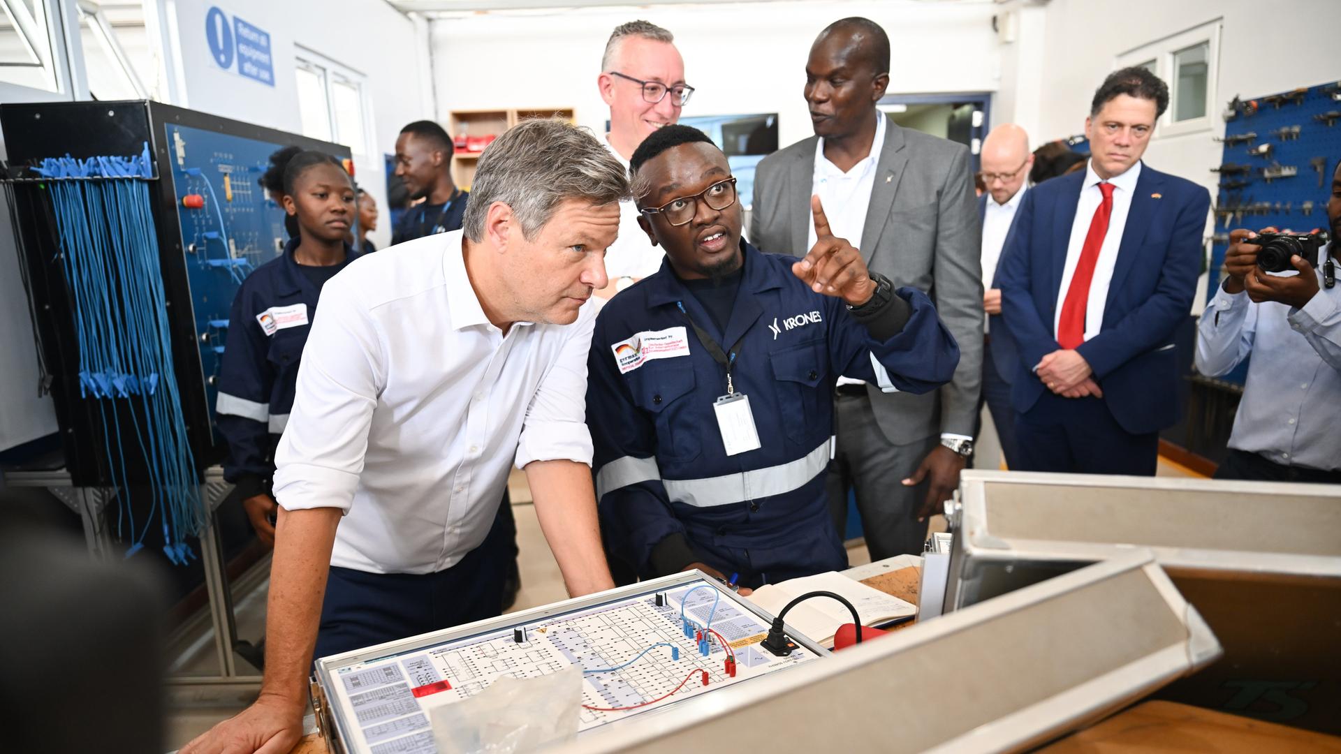 Robert Habeck , Bundesminister für Wirtschaft und Klimaschutz, spricht mit einem Auszubildenden in Kenias Hauptstadt Nairobi.