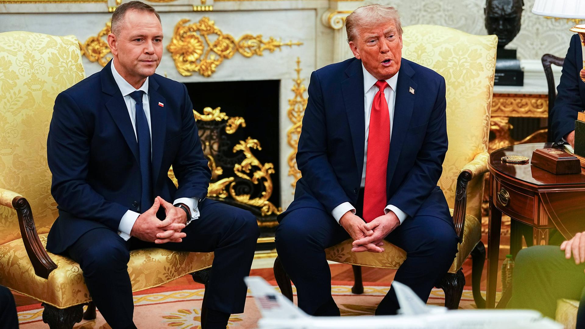 US-Präsident Trump und der polnische Präsident Nawrocki bei ihrem Treffen im Weißen Haus in Washington; beide sitzen im Oval Office auf Sesseln. Trump spricht und Nawrocki schaut ernst. US-Präsident Trump und der polnische Präsident Nawrocki bei ihrem Treffen im Weißen Haus in Washington; beide sitzen im Oval Office auf Sesseln. Trump spricht und Nawrocki schaut ernst.