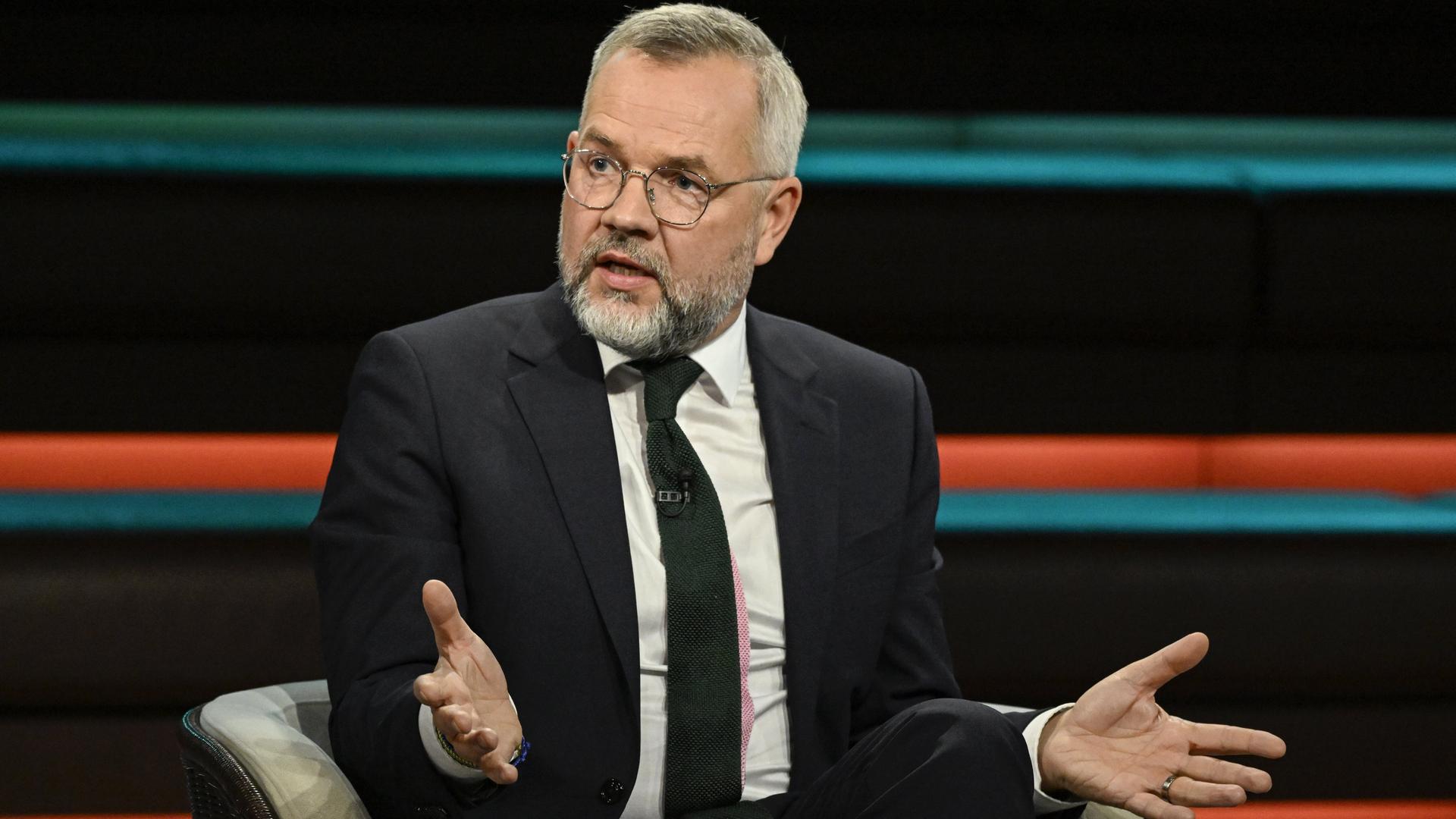 Der SPD-Politiker Michael Roth sitzt in einem Fernsehstudio und spricht.