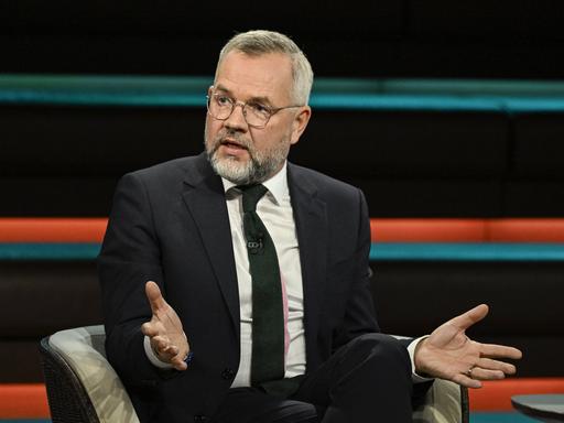 Der SPD-Politiker Michael Roth sitzt in einem Fernsehstudio und spricht.