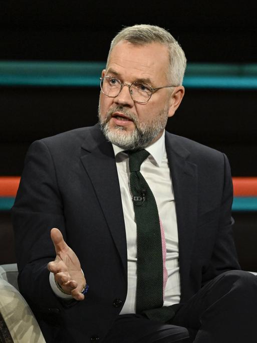 Der SPD-Politiker Michael Roth sitzt in einem Fernsehstudio und spricht.